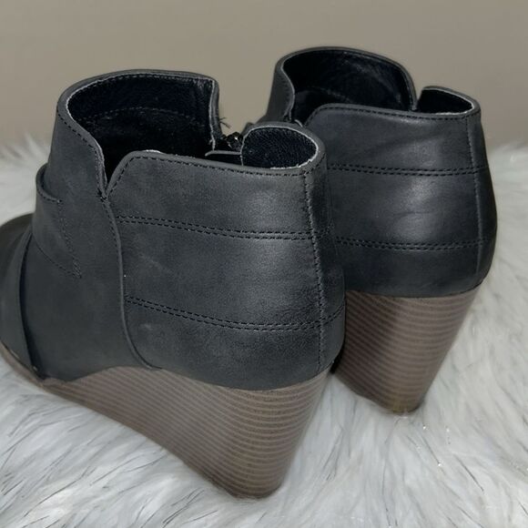 Maurices 11M Black Alexis Cross Strap Wedge Bootie - Picture 5 of 12